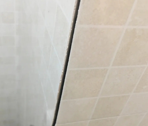 七里河瓷砖空鼓维修公司分享阳台瓷砖脱落的修复过程可以分为以下几个步骤
