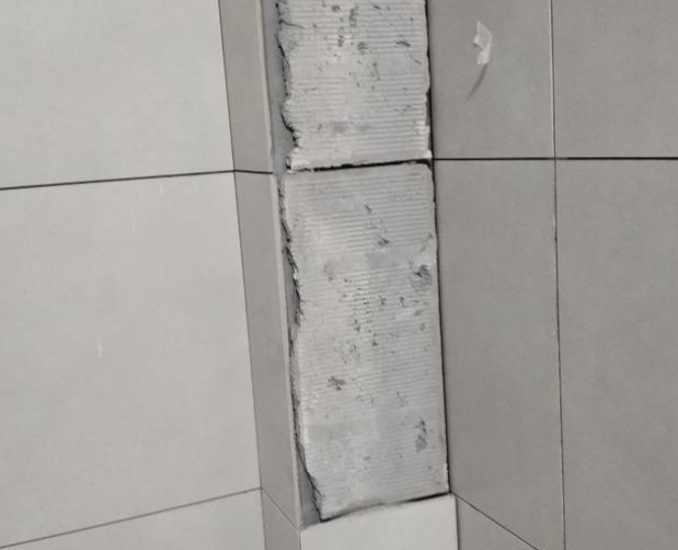 七里河瓷砖空鼓维修公司分享下瓷砖施工前基层浇水润湿程度不足，可能导致以下问题