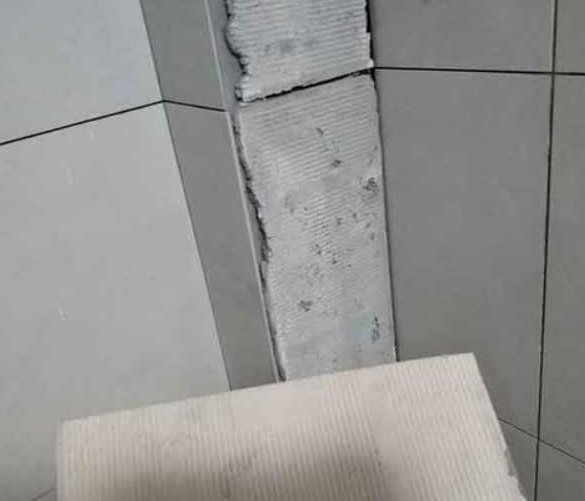 七里河瓷砖空鼓维修公司分享下厨房瓷砖脱落的补救措施。
